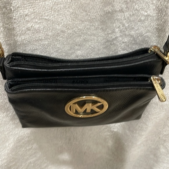 Black leather Michael Kors crossbody purse - Picture 2 of 5